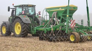 A zero till John Deere drill arrives plus slugs look to be a big issue this Autumn [upl. by Ioyal614]