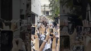 ♥️ SHAHENSHAH OF BOLLYWOOD amitabhbachchan doing sundayritual of meeting fans outside his house [upl. by Nelleus]