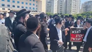 Haredi Anti Draft law Clash with Israeli Police at IDF Recruitment Office  חרדים מפגינים על גיוס [upl. by Ajram]