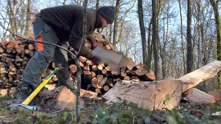 Fendre un gros morceau de bois à la main [upl. by Carl]