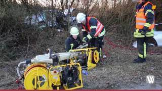 Ehepaar muss an A671Ausfahrt Hochheim Nord aus Auto befreit werden [upl. by Ariel]