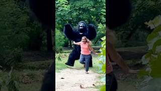 The giant gorilla 🦍 prank el gorila gigante funny prank disfrazhalloween bromas [upl. by Avivah]