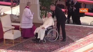 Domenica delle Palme Papa Francesco passa con il papamobile e saluta i fedeli in piazza San [upl. by Benedetta46]