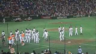 2012921リーグ優勝決定試合巨人ｖｓヤクルト 万歳三唱・闘魂こめて大合唱 [upl. by Attinahs]