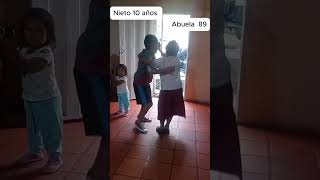 Nieto bailando con su abuela [upl. by Fondea934]