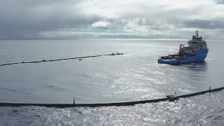 Ocean Cleanup il gigantesco quottuboquot per ripulire gli oceani dalla plastica  Insider Italiano [upl. by Asiluj765]