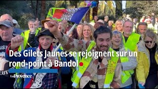 Des Gilets Jaunes se rejoignent sur un rondpoint à Bandol [upl. by Vinson]