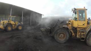 Compost hoop omzetten door 2 Volvo shovels en kraan [upl. by Gadmann]