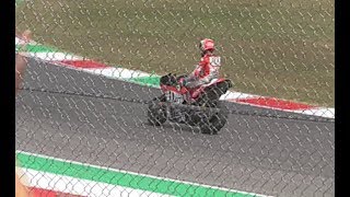 Vittoria al Mugello Motogp 2017 di Andrea Dovizioso davanti alla tribuna Ducatida brivido [upl. by Llenel]