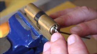 Crochetage lockpicking dun cylindre Vachette 2000 5 goupilles [upl. by Acilegna]