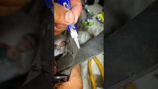 Cómo reparar una tapa plástica de una motocicleta mecanicos automobile [upl. by Neram]