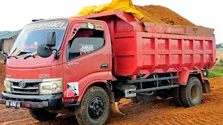 Dump Truk Toyota Dyna Muatan Tanah Merah Full Bak [upl. by Assirolc624]