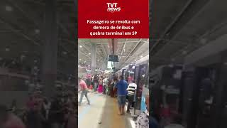 Passageiro se revolta com demora de ônibus e quebra terminal em SP [upl. by Chelsie]