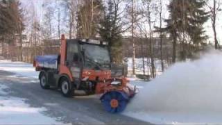 Kehrmaschine  Kehrwalze FKM 1500 mit Mittelantrieb im Winterdienst [upl. by Wall]