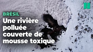 Cette rivière brésilienne polluée s’est recouverte d’une mousse blanche malodorante [upl. by Nelsen501]