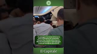 Passeggero tenta di forzare la porta di emergenza durante il volo ilcapitale cronaca aereo volo [upl. by Verney]