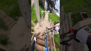 QUE LOCURA ESTAS ESCALERAS 🫨🫨🥵 mtb enduromtb downhill peligro [upl. by Graig]