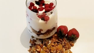 Mëngjes i shëndetshëm dhe i shpejtë  Muesli me kos dhe fruta  Drithëra me kos dhe luleshtrydhe [upl. by Annadiana]