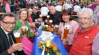 WiesnBummel 2015 mit Karin Seehofer Start im Münchner Weißbiergarten [upl. by Martha83]