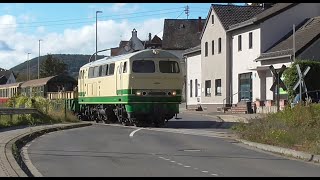 Brohltalbahn Personenzug mit Güterbeförderung  Gemischter Zug Bahnübergang Burgbrohl [upl. by Eerej]