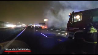 Polizia Stradale in azione incendio in autostrada  Chiamata demergenza 24022024 [upl. by Chavez123]