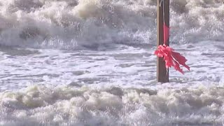 Galveston citizens makes final preparations to brace for Beryl [upl. by Taffy513]