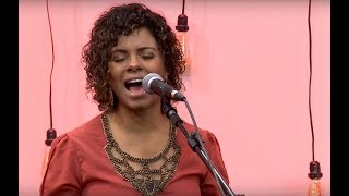 Nívea Soares canta “Pela fé” [upl. by Lekram]