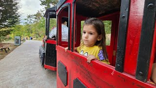 Eva Kırmızı Tren ile Ormanda Dolaşıyor Macera Parkında Eğlenceli Gün [upl. by Nagey488]