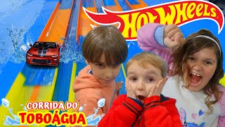 HOT WHEELS  CORRIDA DO TOBOÁGUA  hot wheels waterslide race  Família Fafafran [upl. by Otreblig]