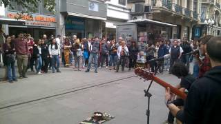 Artistas callejeros deslumbran al público en Argentina [upl. by Hsirrehc]