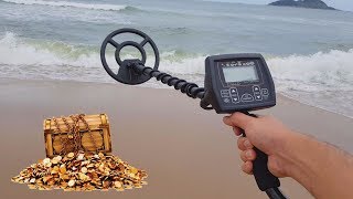 USEI UM DETECTOR DE METAIS NA PRAIA PARA PROCURAR UM TESOURO [upl. by Elleiram445]