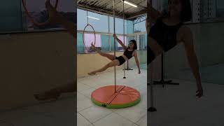 Aluninha do Nível Básico do Pole Dance executando um Seat Tesoura  Studio Pole Company [upl. by Eimarrej]