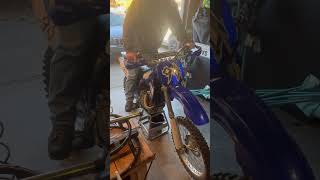 The official startup procedure for the 1998 yamaha yz400f dirtbike [upl. by Letnwahs]