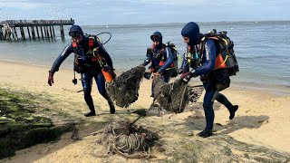 Les gendarmes nettoient les fonds du Bassin dArcachon [upl. by Ahsiener]