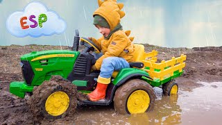 Leo juega en la arena con coches y va en un tractor por el barro Lavado de tractor para niños [upl. by Yggep]