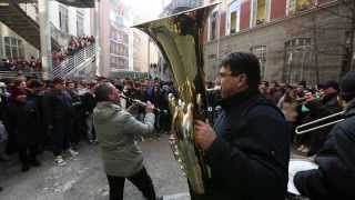 Mishkalè  La musica Klezmer nel cortile e per i corridoi dellIstituto Avogadro [upl. by Aldora]