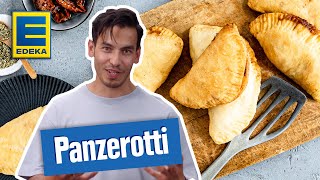 Panzerotti mit Tomate Mozzarella  Italienisches Teigtaschen Rezept [upl. by Geiger]