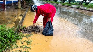 Unclogging Heavy Raining Street With Clearing All Trust and Debris [upl. by Melany406]