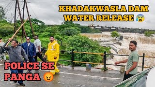 Khadakwasla Dam today Pune flood red alert heavy water release police se panga laathi holkar bridge [upl. by Kellyn]