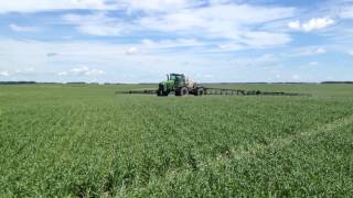 John Deere 4940 sprayer in Saskatchewan [upl. by Gemini532]