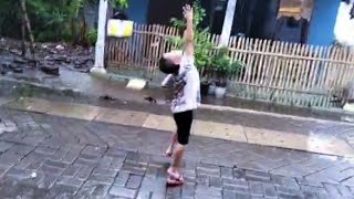 AKTIVITAS PEMUDA DESA  SERUNYA MANDI HUJAN DI DEPAN RUMAH BERSAMA RIZKYAASTEAVLOG [upl. by Jeanette]