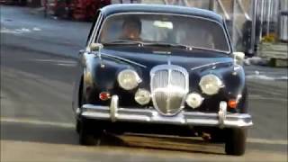 1965 Daimler V8 250 Saloon  fahrend und Motorlauf [upl. by Alaecim]