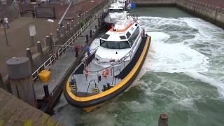 Lynx class pilot boat docking [upl. by Davidoff]