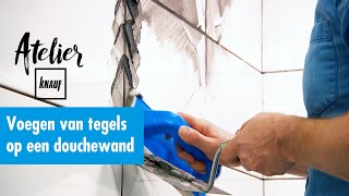 Voegen van de tegels op een douchewand  Atelier Knauf [upl. by Obola]