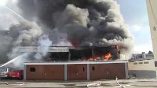 Brand einer Lagerhalle  Meterhohe Flammen zerstören Lagerhalle  WaiblingenHegnach 26112013 [upl. by Kielty458]