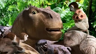 ديناصورات متوحشه بتهاجم على الديناصورات طيبه علشان يخلصوا عليهم  افلام ديزني ملخص فيلم Dinosaur [upl. by Aehsila]