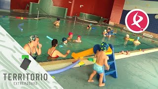 Matronación clases de natación en familia para estrechar lazos  Territorio Extremadura [upl. by Anertal859]