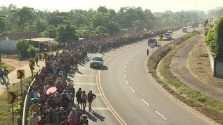 Des migrants dAmérique centrale marchent vers les EtatsUnis  AFP News [upl. by Eedeed]