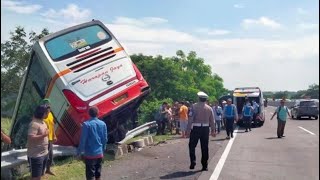 🔴LAKA Bus Harapan Jaya vs Inova di Semampir Kediri 732024 [upl. by Robson283]