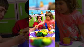 Tee trinken Apfeltee und Wassermelonen Genuss 😋 kinderspiele kindervideo [upl. by Lierbag]